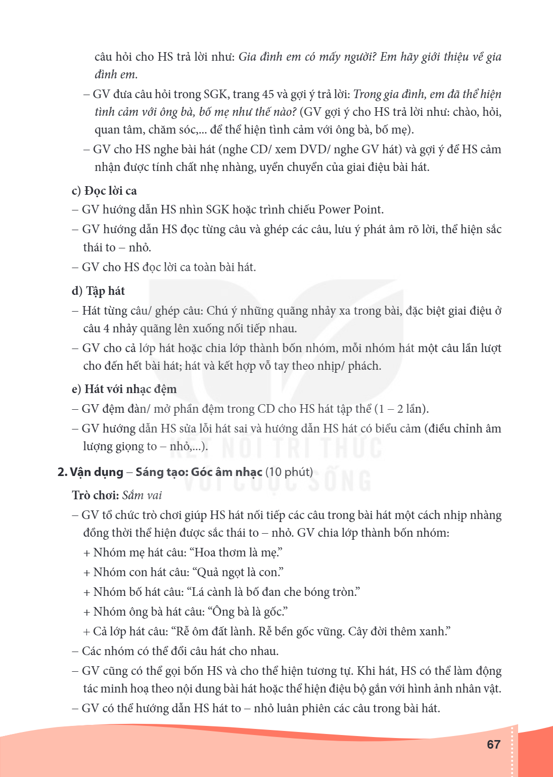 câu hỏi cho HS trả lời như: Gia đình em có mấy người? Em hãy giới thiệu về gia đình em. GV đưa câu hỏi trong SGK, trang 45 và gợi ý trả lời: Trong gia đình, em 