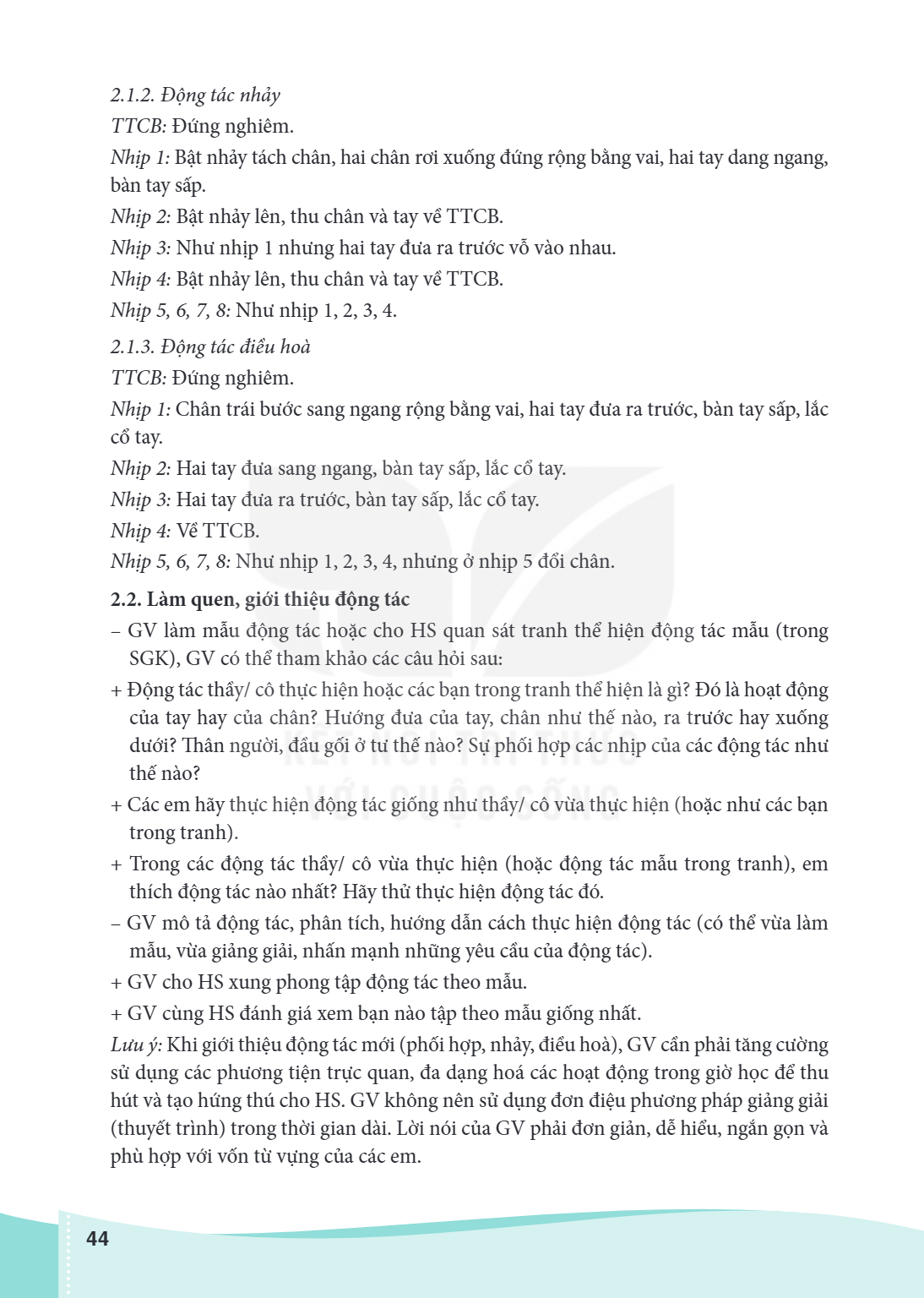 2.1.2. Động tác nhảy TTCB: Đứng nghiêm. Nhịp 1: Bật nhảy tách chân, hai chân rơi xuống đứng rộng bằng vai, hai tay dang ngang, bàn tay sấp. Nhịp 2: Bật nhảy lên