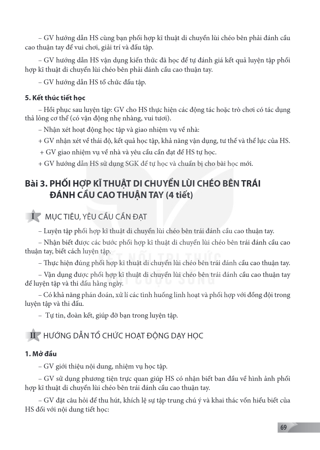 Bài 3. Phối hợp kĩ thuật di chuyển lùi chéo bên trái đánh cầu cao thuận tay – GV hướng dẫn HS cùng bạn phối hợp kĩ thuật di chuyển lùi chéo bên phải đánh cầu ca