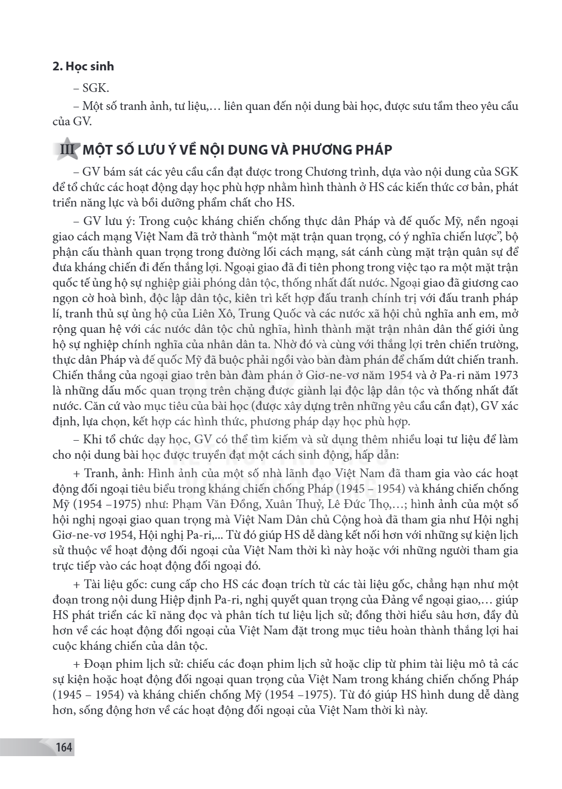 2. Học sinh SGK. - Một số tranh ảnh, tư liệu,… liên quan đến nội dung bài học, được sưu tầm theo yêu cầu của GV. III MỘT SỐ LƯU Ý VỀ NỘI DUNG VÀ PHƯƠNG PHÁP GV 