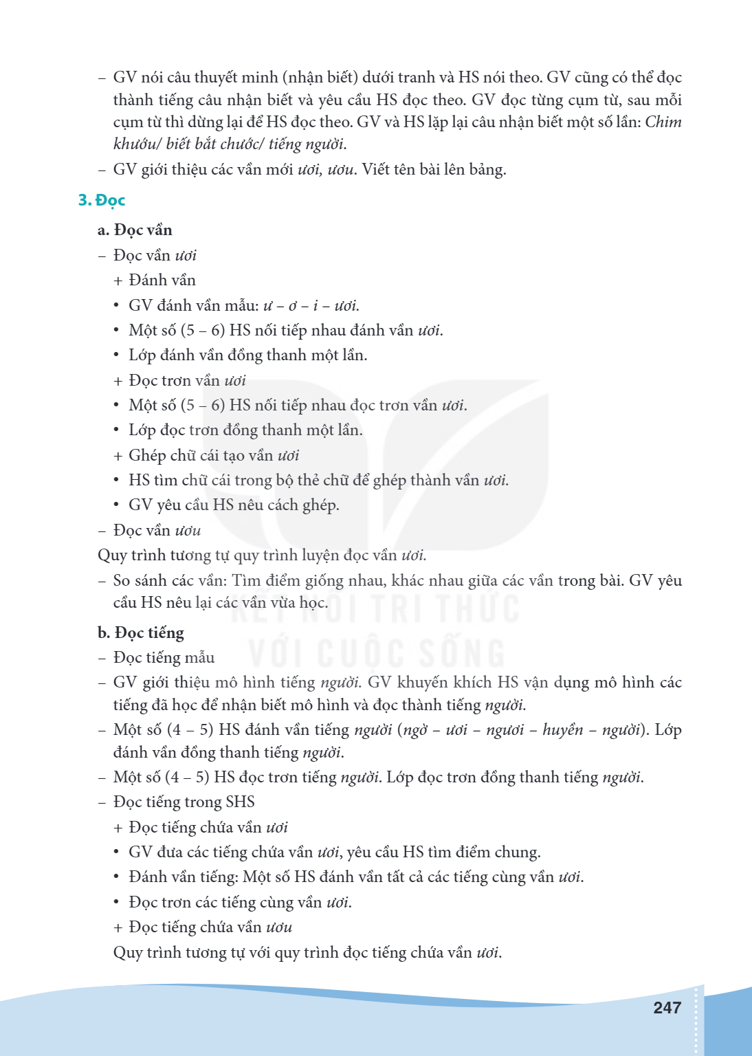 – GV nói câu thuyết minh (nhận biết) dưới tranh và HS nói theo. GV cũng có thể đọc thành tiếng câu nhận biết và yêu cầu HS đọc theo. GV đọc từng cụm từ, sau mỗi