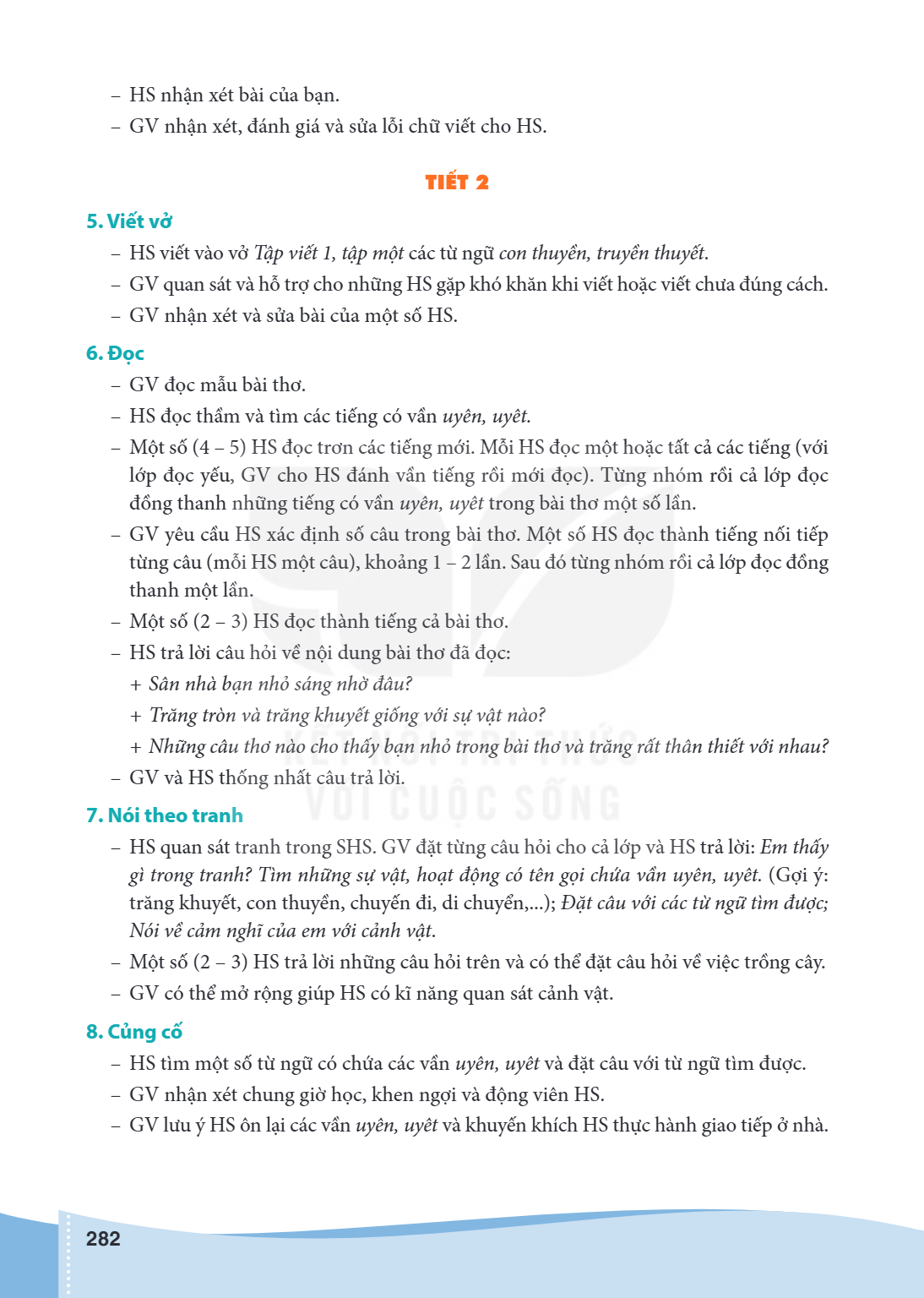 HS nhận xét bài của bạn. - GV nhận xét, đánh giá và sửa lỗi chữ viết cho HS. TIẾT 2 5. Viết vở HS viết vào vở Tập viết 1, tập một các từ ngữ con thuyền, truyền 