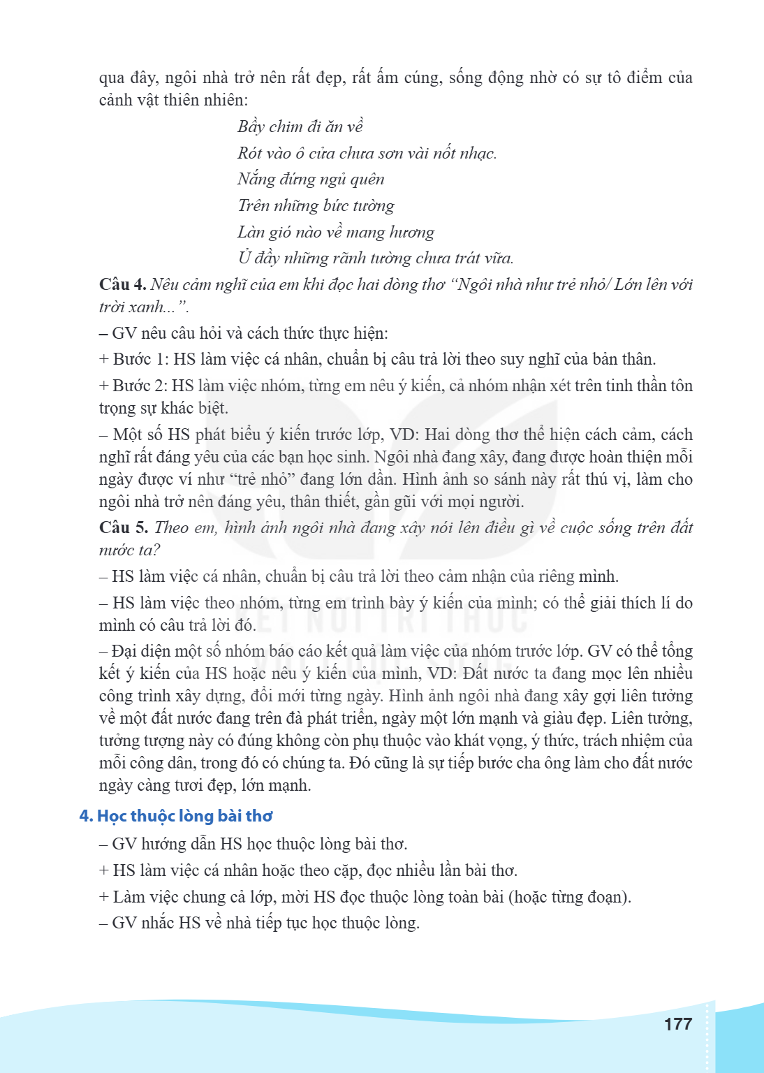 qua đây, ngôi nhà trở nên rất đẹp, rất ấm cúng, sống động nhờ có sự tô điểm của cảnh vật thiên nhiên: Bầy chim đi ăn về Rót vào ô cửa chưa sơn vài nốt nhạc. Nắn