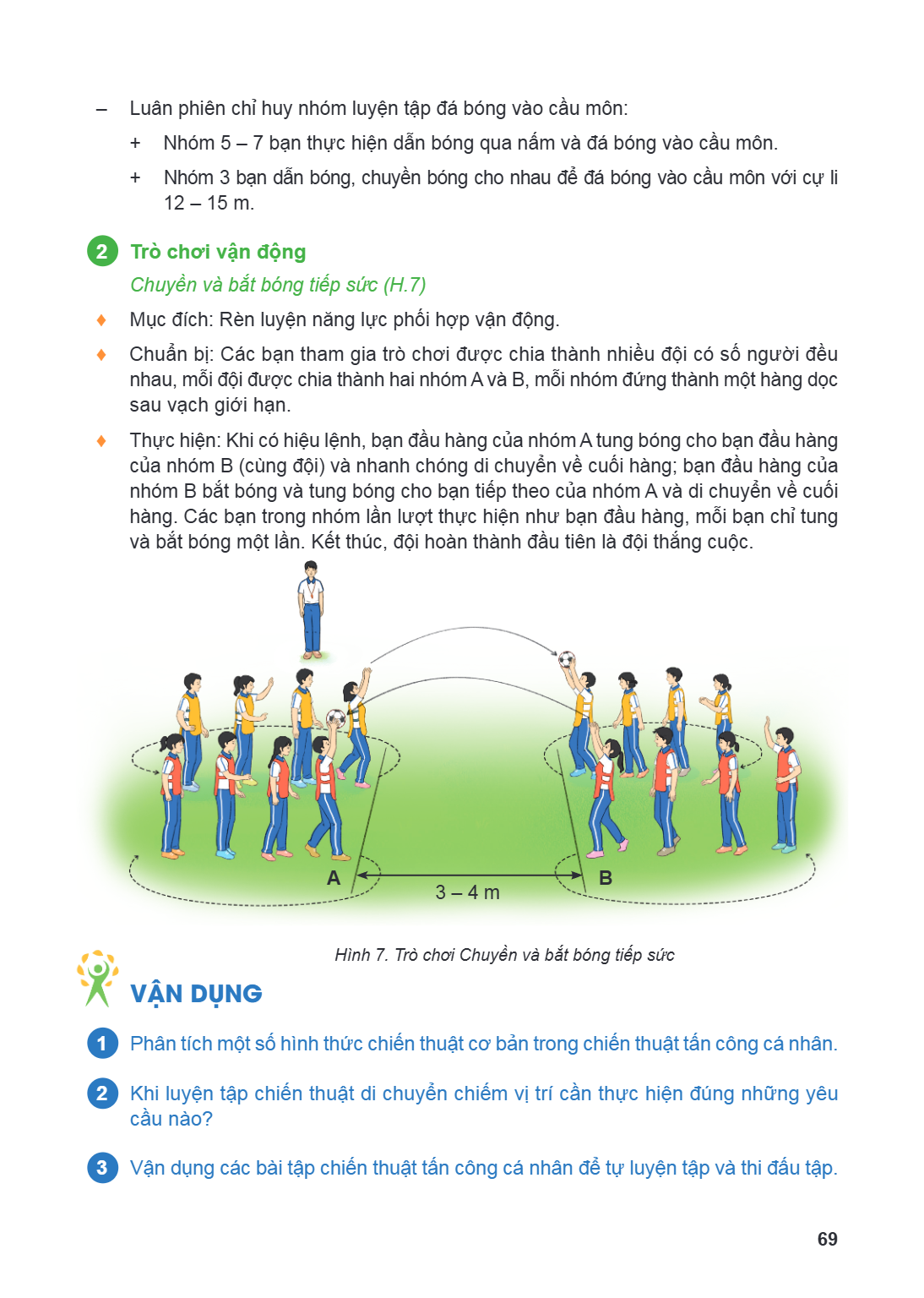 Luân phiên chỉ huy nhóm luyện tập đá bóng vào cầu môn: Nhóm 5 - 7 bạn thực hiện dẫn bóng qua nấm và đá bóng vào cầu môn. + Nhóm 3 bạn dẫn bóng, chuyền bóng cho 