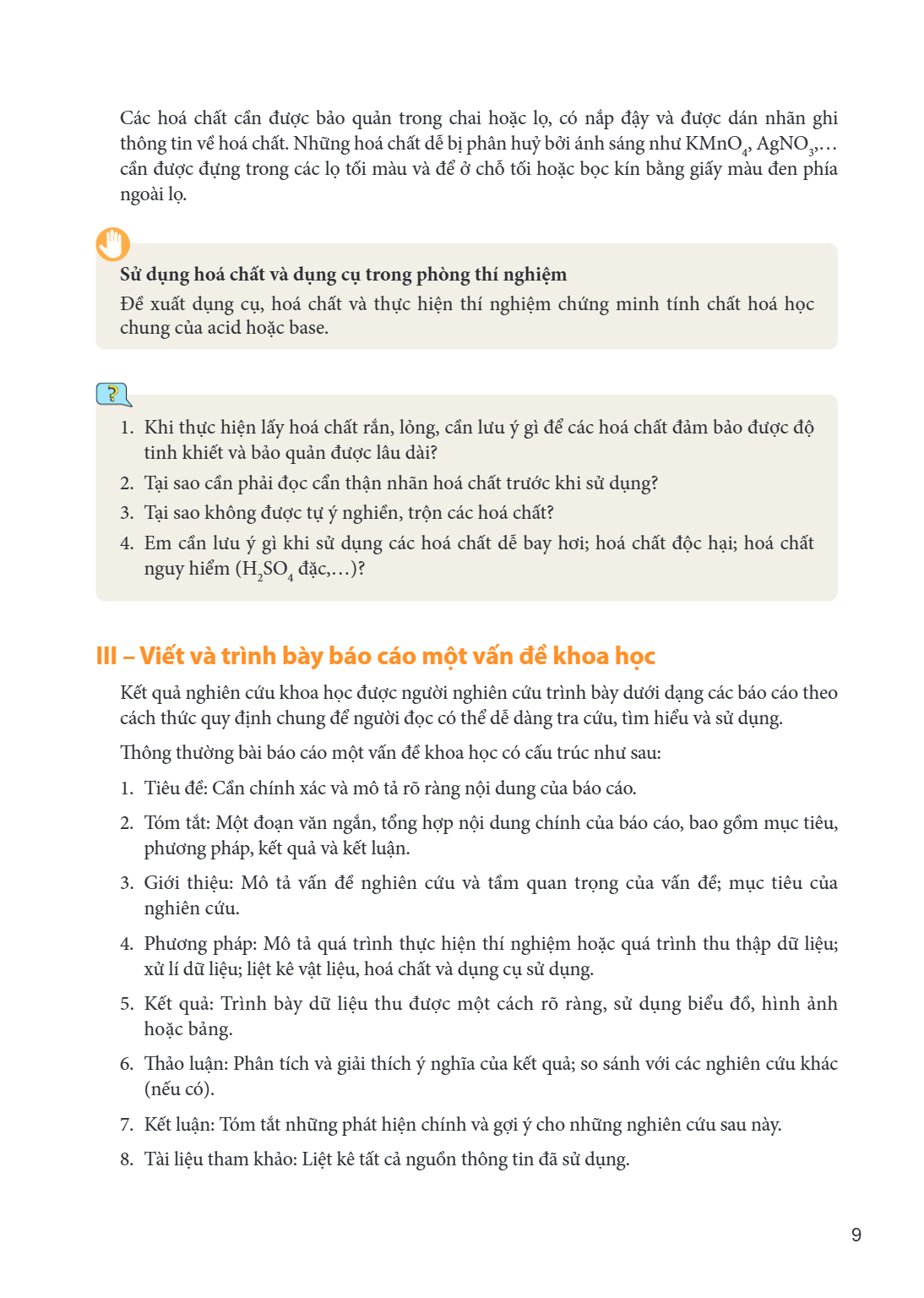 Các hoá chất cần được bảo quản trong chai hoặc lọ, có nắp đậy và được dán nhãn ghi thông tin về hoá chất. Những hoá chất dễ bị phân huỷ bởi ánh sáng như $\mathr