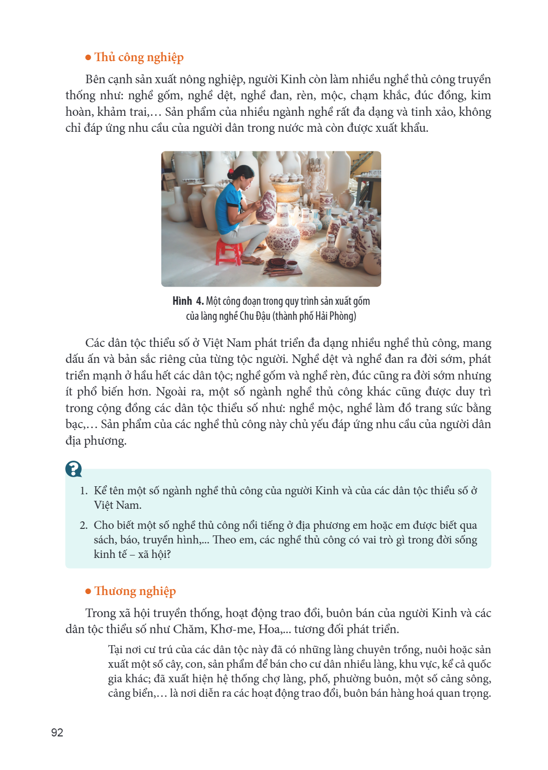 Thủ công nghiệp l Bên cạnh sản xuất nông nghiệp, người Kinh còn làm nhiều nghề thủ công truyền thống như: nghề gốm, nghề dệt, nghề đan, rèn, mộc, chạm khắc, đúc
