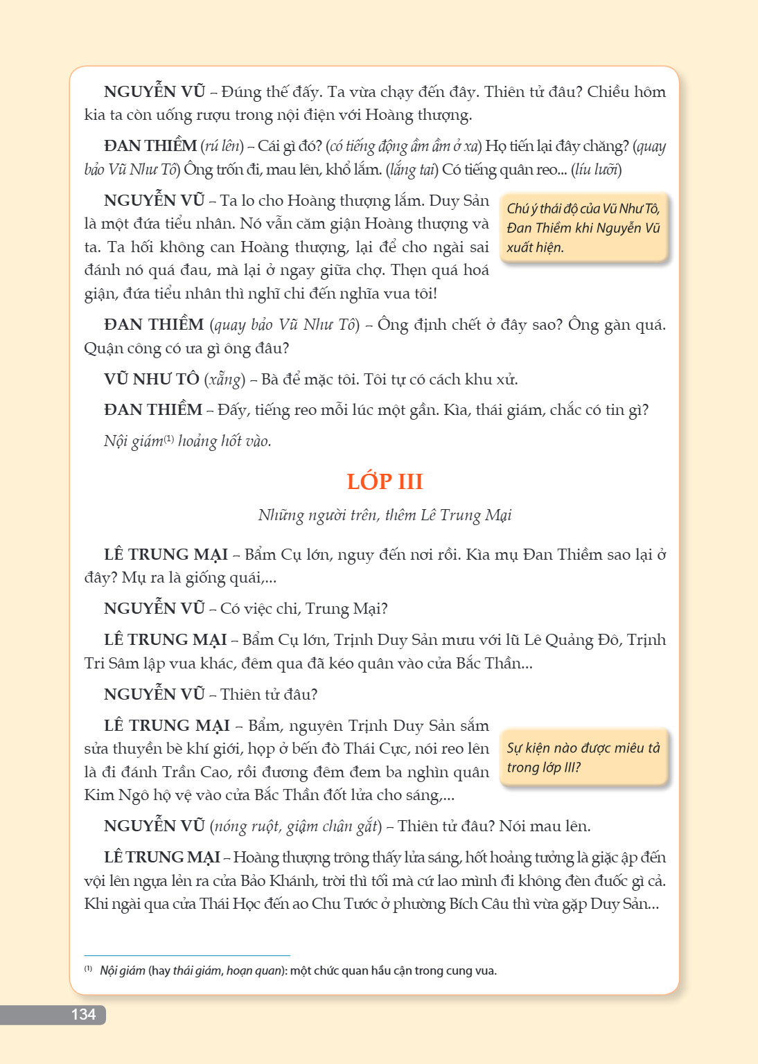 NGUYỄN VŨ - Đúng thế đấy. Ta vừa chạy đến đây. Thiên tử đâu? Chiều hôm kia ta còn uống rượu trong nội điện với Hoàng thượng. ĐAN THIỀM (rú lên) - Cái gì đó? (có