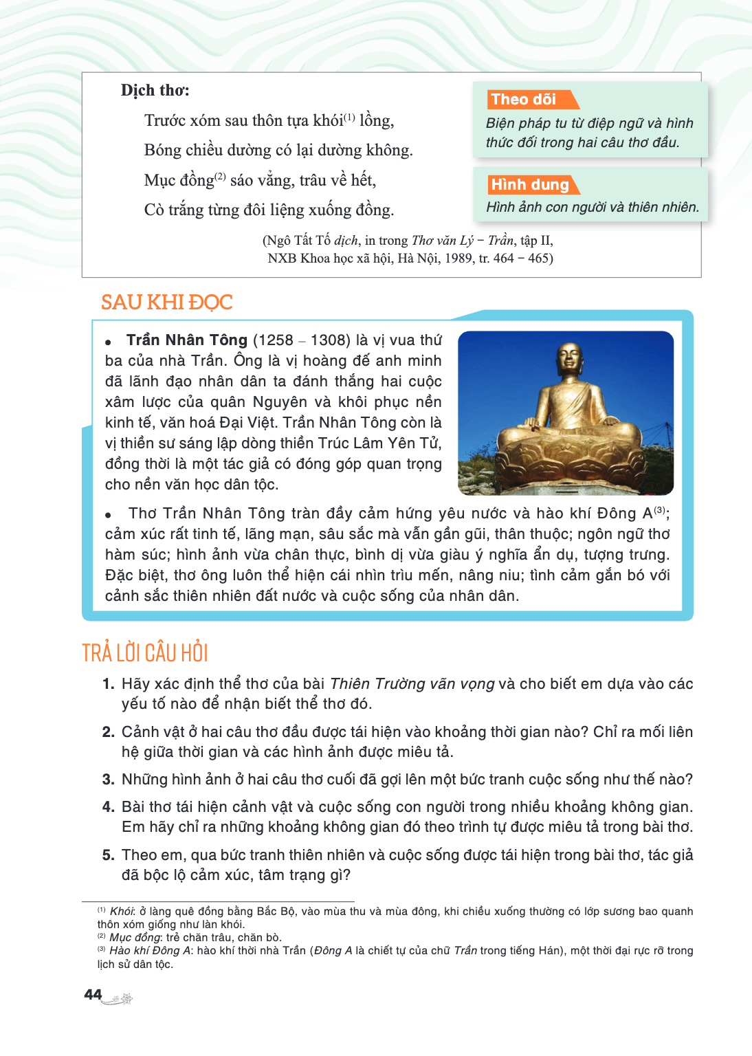 Dịch thơ: Trước xóm sau thôn tựa khói$^{(1)}$ lồng, Bóng chiều dường có lại dường không. Mục đồng$^{(2)}$ sáo vắng, trâu về hết, Cò trắng từng đôi liệng xuống đ