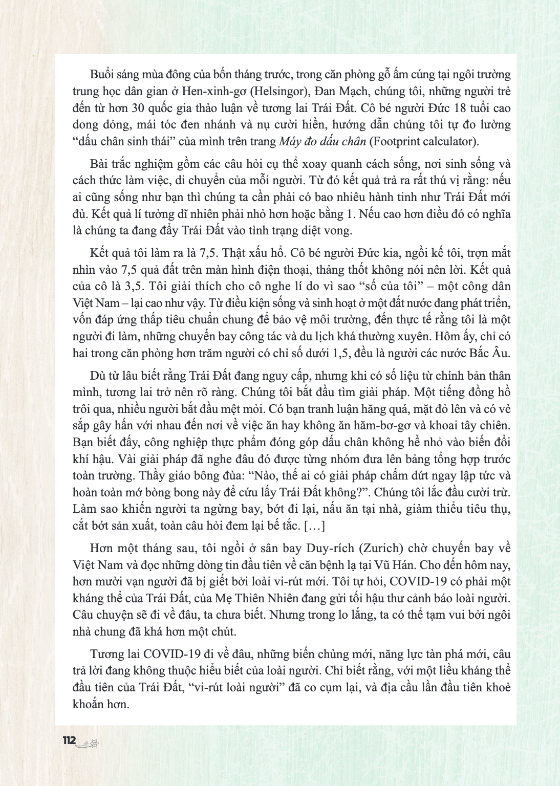 Buổi sáng mùa đông của bốn tháng trước, trong căn phòng gỗ ấm cúng tại ngôi trường trung học dân gian ở Hen-xinh-gơ (Helsingor), Đan Mạch, chúng tôi, những ngườ