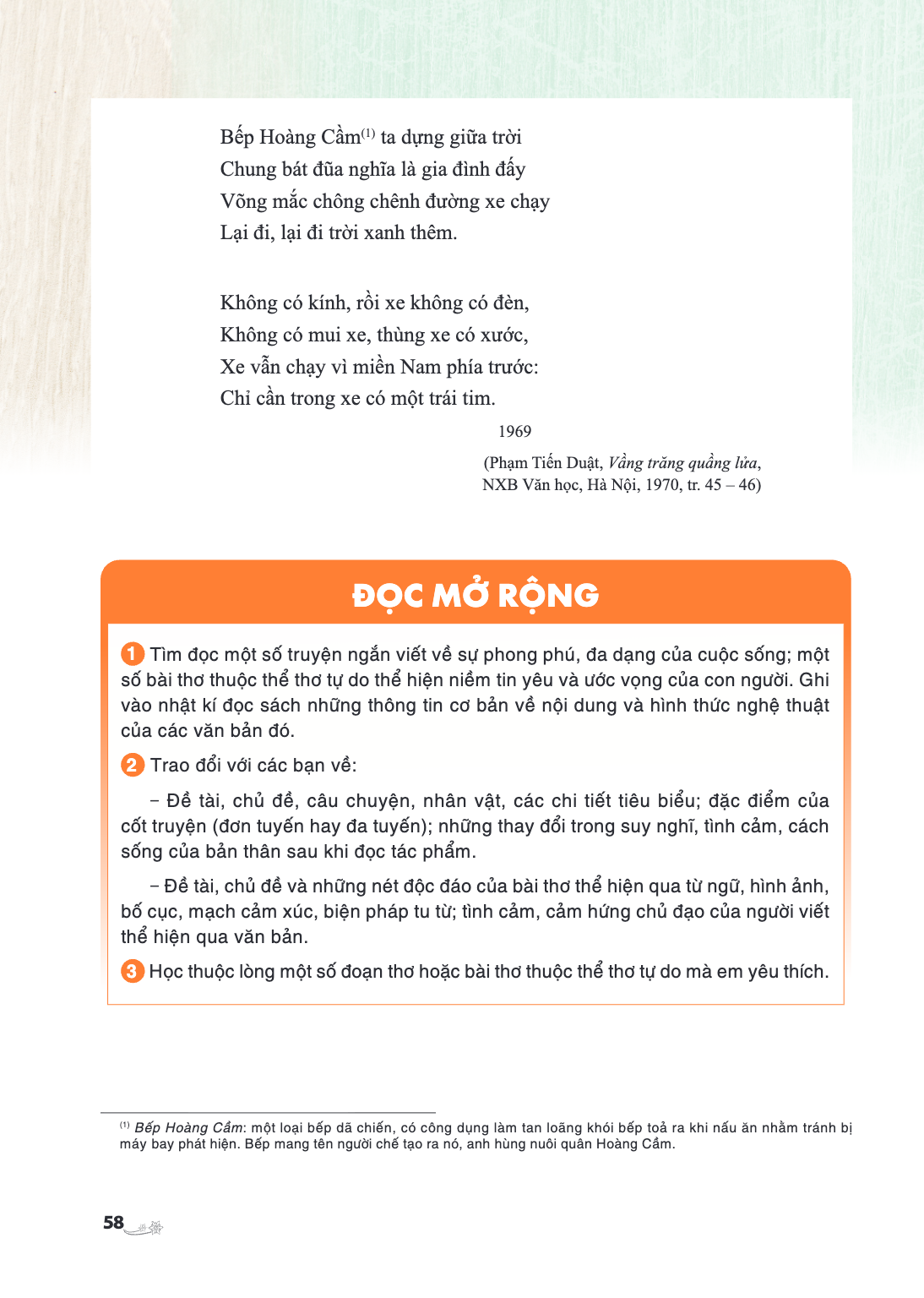 Bếp Hoàng Cầm$^{(1)}$ ta dựng giữa trời Chung bát đũa nghĩa là gia đình đấy Võng mắc chông chênh đường xe chạy Lại đi, lại đi trời xanh thêm. Không có kính, rồi