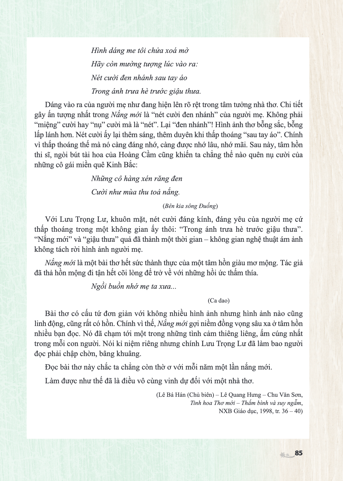 Hình dáng me tôi chửa xoá mờ Hãy còn mường tượng lúc vào ra: Nét cười đen nhánh sau tay áo Trong ánh trưa hè trước giậu thưa. Dáng vào ra của người mẹ như đang 