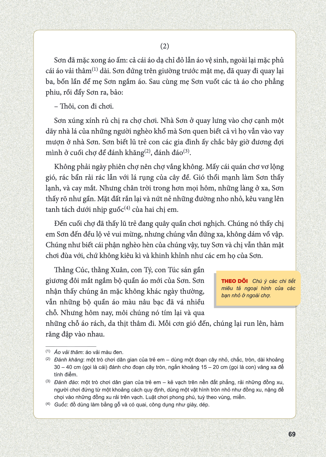 (2) Sơn đã mặc xong áo ấm: cả cái áo dạ chỉ đỏ lẫn áo vệ cái áo vải thâm(1) dài. Sơn đứng trên giường trước mặt ba, bốn lần để mẹ Sơn ngắm áo. Sau cùng mẹ Sơn v